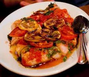 Seared scallops in tomato sauce with lemon