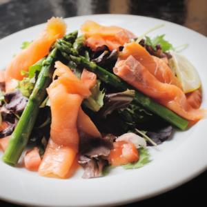 levana-cooks-smoked-salmon-salad-chickpeas-asparagus-artichoke-heart