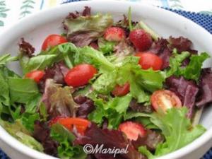 Fresh salad with tomatoes and strawberries.