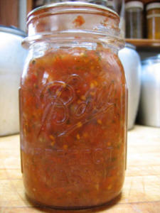 Homemade chunky tomato salsa in Ball jar