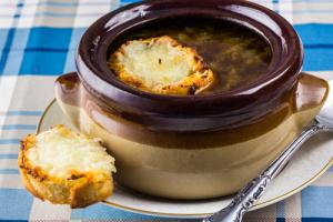 A bowl of soup on top of a plate.
