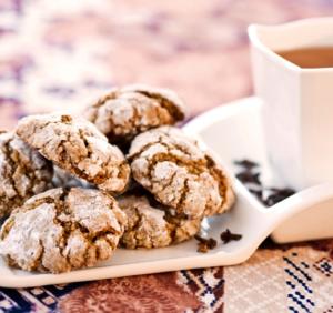 Powdered crinkle gingersnap cookies with tea