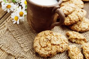 A cup of coffee and some cookies on the table
