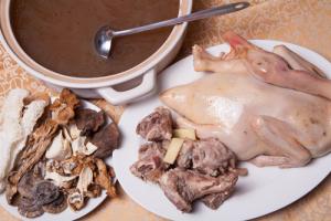 A plate of food on the table with meat and potatoes.