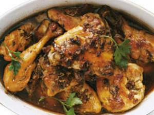 Braised chicken pieces with herbs and gravy
