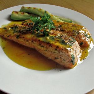 Glazed salmon fillets with lemon herb sauce