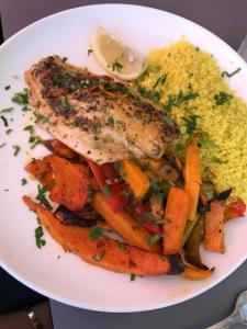 A plate of food with rice, carrots and meat.