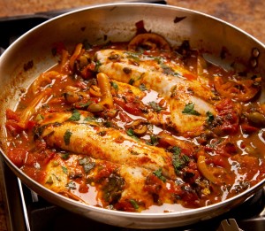 Skillet-braised fish fillets in tomato sauce