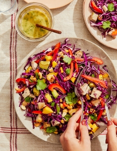 A plate of food with vegetables and meat on it.