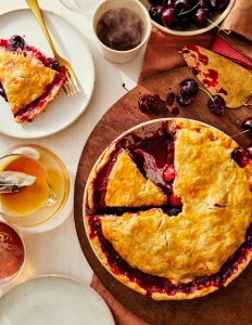 A pie sitting on top of a wooden board.